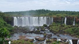 Las Cataratas del Iguazú adquieren tonalidades doradas y rojizas durante el otoño y la convierten en el momento ideal para visitar la ciudad.