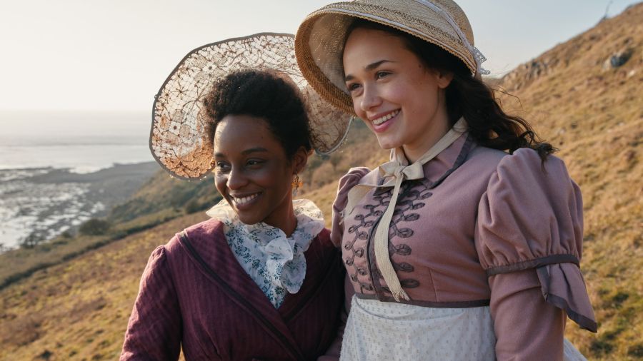 Charlotte Heywood (Rose Williams) es la joven hija de un granjero, ingenua pero culta.