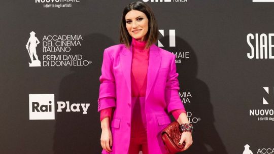 laurapausini-traje-rosa
