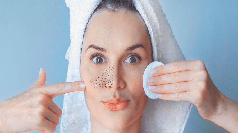 Es muy importante que te desmaquilles y limpies el rostro cada día para dejar respirar a los poros y evitar que se formen los puntos negros.