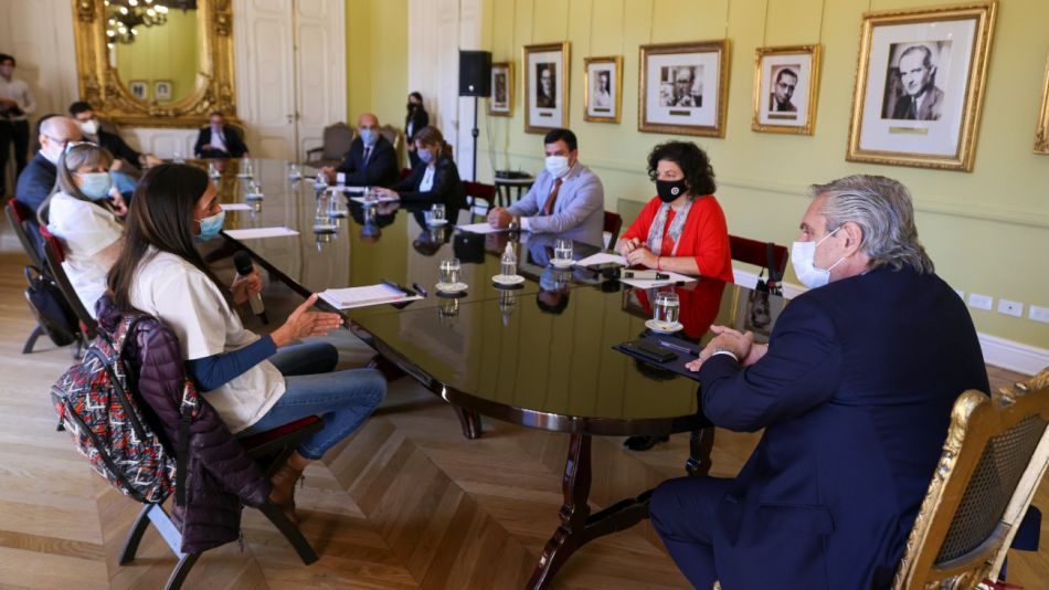 Alberto Fernández y Carla Vizzotti reunidos con especialistas de la salud.