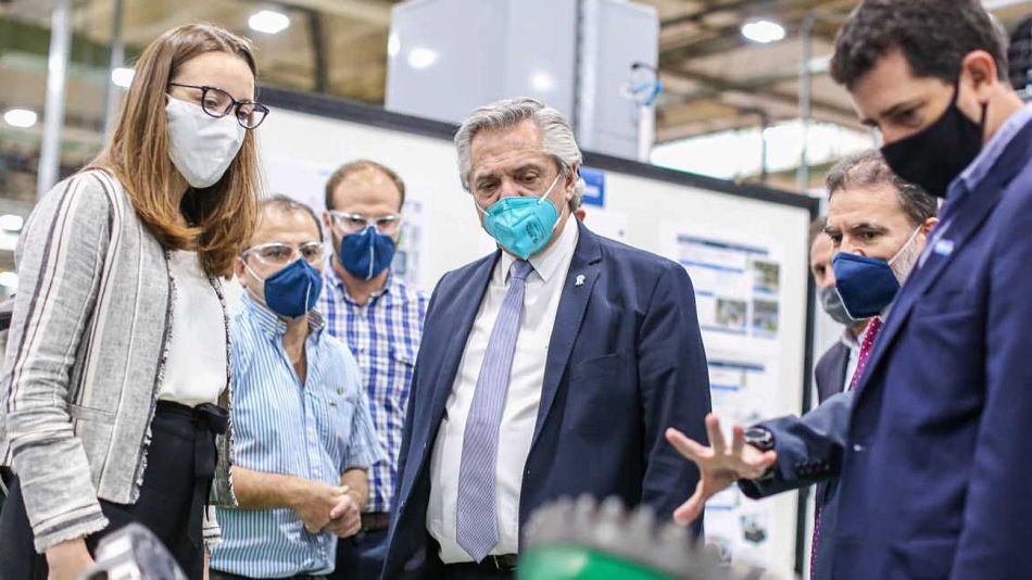 El presidente Alberto Fernández, en una visita a una fábrica de autopartes el año pasado en Tucumán.