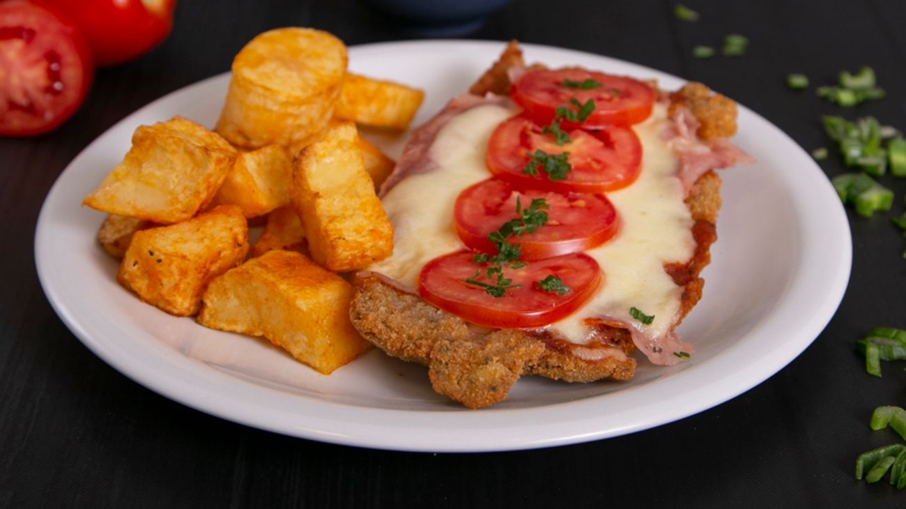 El clásico plato de milanesa de carne, acompañada con una guarnición de papas fritas