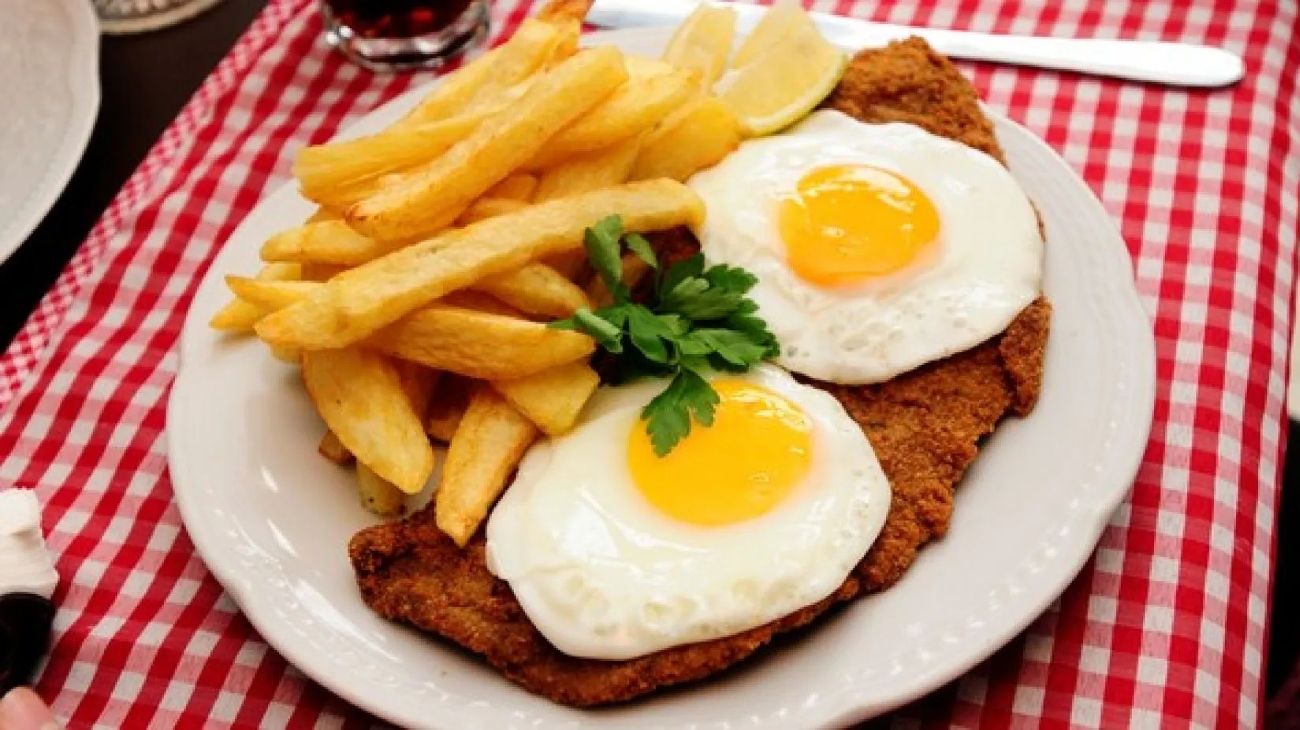 El clásico plato de milanesa de carne, acompañada con una guarnición de papas fritas