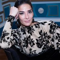 Todos los detalles del look de época de Juana Viale para "Almorzando con Mirtha"