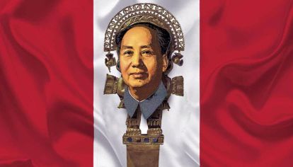 Tumi o también conocido como cuchillo de Illimo (puñal sacramental incaico) siglo XIII cultura Lambayeque, Mao y bandera peruana.