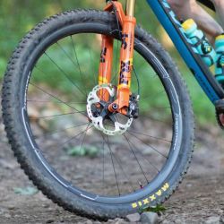 Las ruedas en el mountain bike sufren más, ya que pueden recibir golpes o rallones con cierta regularidad.