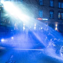 La policía utiliza un cañón de agua contra los manifestantes durante la  | Foto:Boris Roessler / DPA