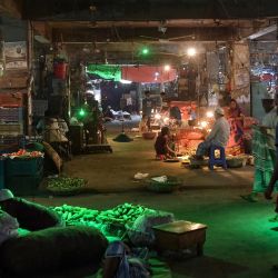 En la foto se ven a compradores y vendedores en un mercado de verduras en Dhaka. | Foto: Munir Uz Zaman / AFP
