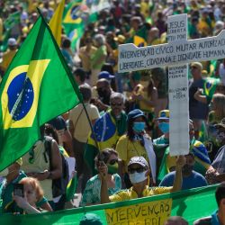 Brasil, Río de Janeiro: Partidarios del presidente brasileño Jair Bolsonaro sostienen banderas durante una protesta cerca de la playa de Copacabana. | Foto:Fernando Souza / DPA