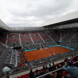 El sudafricano Lloyd Harris juega contra el búlgaro Grigor Dimitrov durante su partido de individuales del torneo ATP Tour Madrid Open 2021 en la Caja Mágica de Madrid. | Foto:Oscar Del Pozo / AFP
