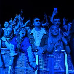 Los fanáticos ven a Blossom actuar en un concierto de música en vivo organizado por Festival Republic en Sefton Park en Liverpool, noroeste de Inglaterra, donde se espera que asista una multitud de 5,000 personas no distanciadas socialmente. | Foto:Paul Ellis / AFP