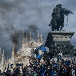 Los aficionados del FC Internazionale celebran en la Piazza Duomo de Milán, después de que su equipo ganara el título del Campeonato de la Serie A italiana. - El Inter de Milán se alzó con el título de la Serie A de fútbol por primera vez desde 2010 cuando su rival más cercano, Atalanta, empató 1-1 en Sassuolo. | Foto:Piero Cruciatti / AFP