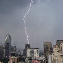 Los rayos caen sobre edificios durante una tormenta eléctrica en Bangkok. | Foto:Mladen Antonov / AFP