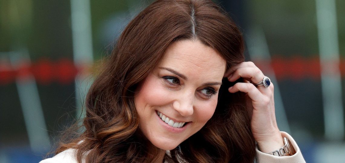 Kate Middleton en zapatillas blancas y comiendo en la calle causó sensación