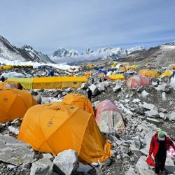Las carpas de los montañeros se muestran en el campamento base del Everest en la región del Monte Everest del distrito de Solukhumbu. | Foto:Prakash Mathema / AFP