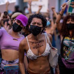 Mujeres que protestan gritan consignas durante una manifestación contra la violencia sexual frente a la mansión del gobernador en San Juan, Puerto Rico. | Foto:Ricardo Arduengo / AFP