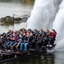 Los visitantes suben a una montaña rusa en Heide Park Resort. La entrada solo es posible para huéspedes a partir de los seis años con una prueba de Corona negativa después de que el Tribunal Administrativo de Lueneburg haya dictaminado que el parque de atracciones puede comenzar a operar con un concepto de higiene. | Foto:Philipp Schulze / DPA