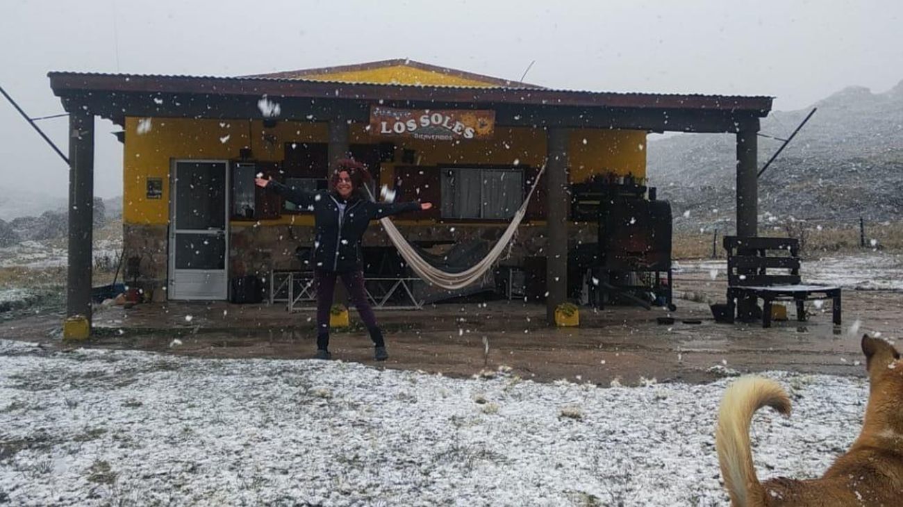 Imágenes del Cerro Champaquí en Córdoba, cubierto de nieve por las bajas temperaturas