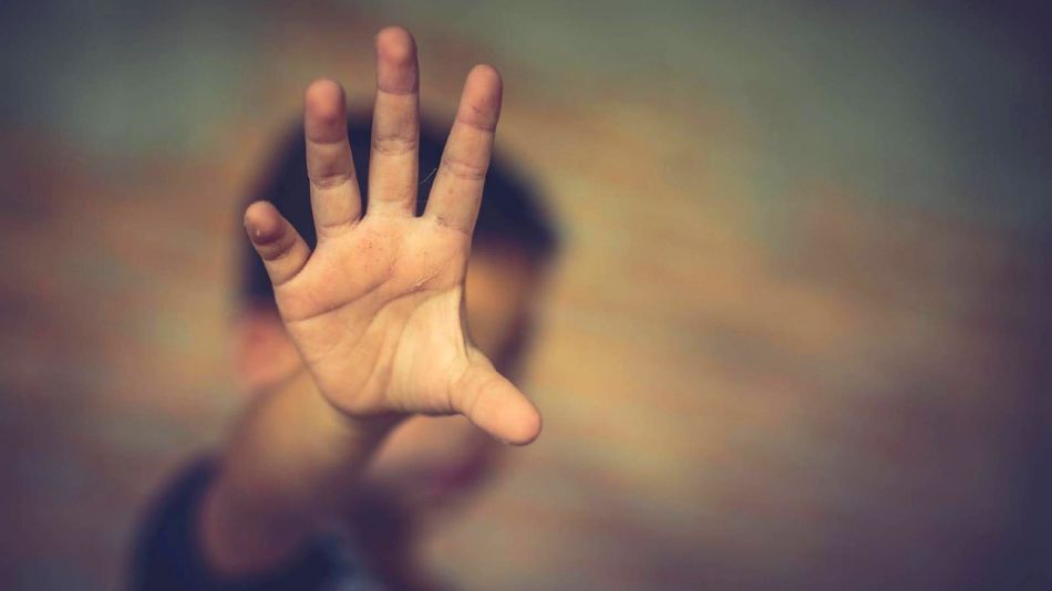 No se debe llamar pornografía infantil al delito cometido por adultos.