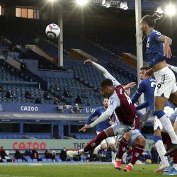 Dominic Calvert-Lewin del Everton anota el primer gol de su equipo durante el partido de fútbol de la Premier League inglesa entre el Everton y el Aston Villa en Goodison Park. | Foto:Naomi Baker / PA Wire / DPA