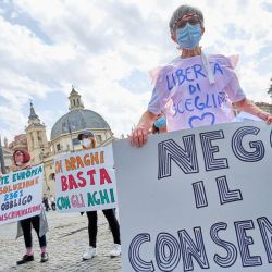 Italia, Roma: Los trabajadores de la salud sostienen carteles durante una manifestación contra la obligación de vacunación en la Piazza del Popolo. | Foto:Mauro Scrobogna / LaPresse vía ZUMA Press / DPA