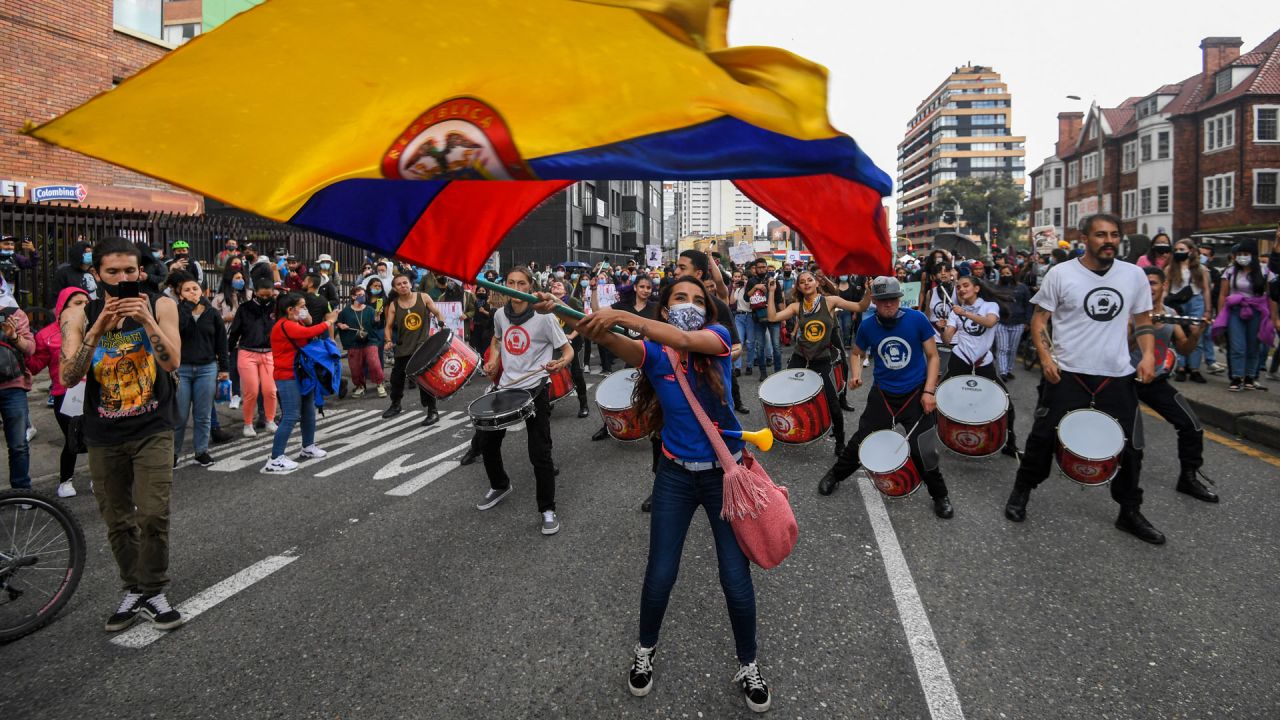 Una mujer ondea una bandera nacional de Colombia durante una protesta contra una reforma tributaria propuesta por el gobierno del presidente colombiano Iván Duque en Bogotá. | Foto:Juan Barreto / AFP