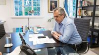 Alberto Fernández en su despacho en Olivos