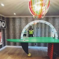 Conocé la nueva casa de Miley Cyrus decorada por su madre: animal print, color y mucho rock