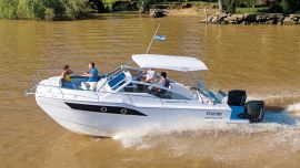 El planeo es franco con buen despeje del agua por los laterales.