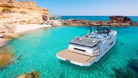 La embarcación puede equipar dos, tres o cuatro motores fueraborda de distintas potencias.