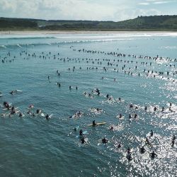 Más de 600 surfistas participan en un intento de récord mundial remando en la Reserva Nacional de Surf 'The Farm' en la costa sur de Nueva Gales. | Foto:AAP / Dean Lewins / DPA