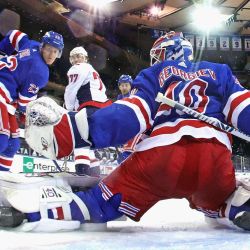 Adam Fox y Alexandar Georgiev de los New York Rangers patinan contra los Washington Capitals en el Madison Square Garden en la ciudad de Nueva York. | Foto:Bruce Bennett / Getty Images / AFP