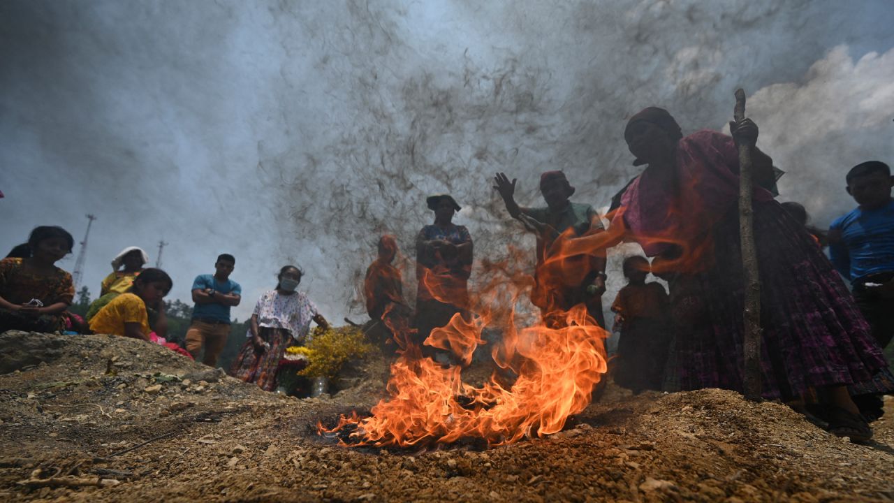 Indígenas participan en una ceremonia maya en honor a las víctimas fallecidas en la vereda guatemalteca de Queja, municipio de San Cristóbal Verapaz, departamento de Alta Verapaz, que fue destruida por un deslizamiento lluvias de los huracanes que azotaron Centroamérica. | Foto:Johan Ordonez / AFP