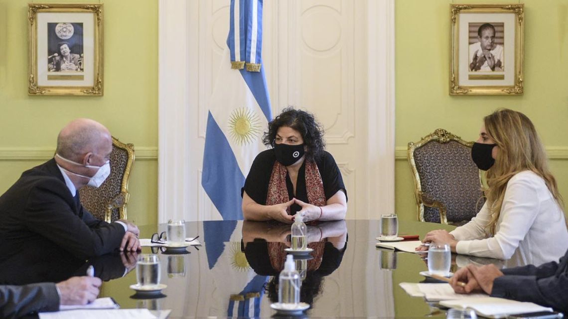 British Ambassador to Argentina Mark Kent (left), Health Minister Carla Vizzotti and Preisdential Advisor Cecilia Nicolini.