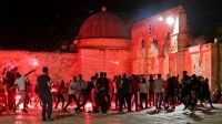 Los violentos incidentes entre la policía y musulmanes palestinos dejaron casi 200 heridos en Jerusalén.