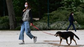 En tiempos del pandemia, salir a pasear con nuestro fiel amigo es muy bueno para la salud de ambos.ro