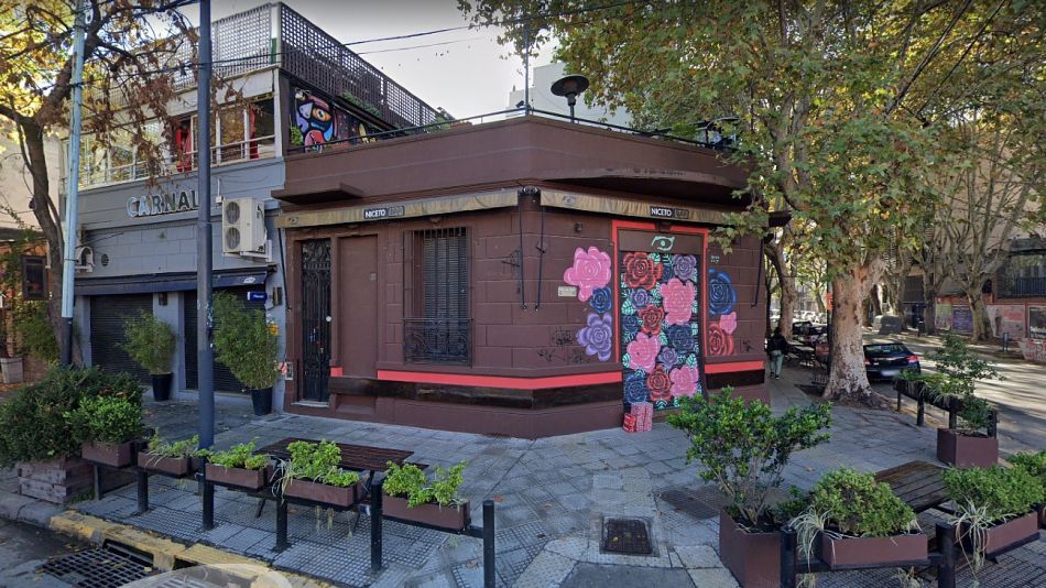 El restó bar Carnal y su terraza, en Niceto Vega al 5500, donde había una fiesta electrónica con 70 personas.