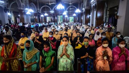 Devotos cristianos participan en una misa de oración en la Catedral de San José en la víspera del Viernes Santo, en Allahabad