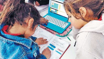 Dificultades. Las laptops y los celulares fueron herramientas clave. Pero todo se complicó en hogares con un sólo teléfono para todo, no sólo la escuela, o con varios estudiantes en la familia.