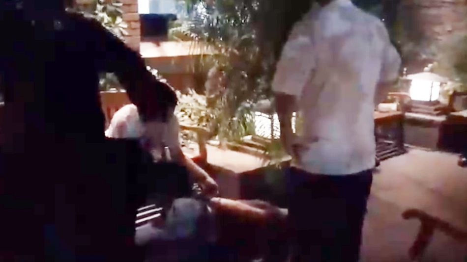 Uno de los agresores del gerente de Kansas, en San Isidro, en el piso ya detenido.
