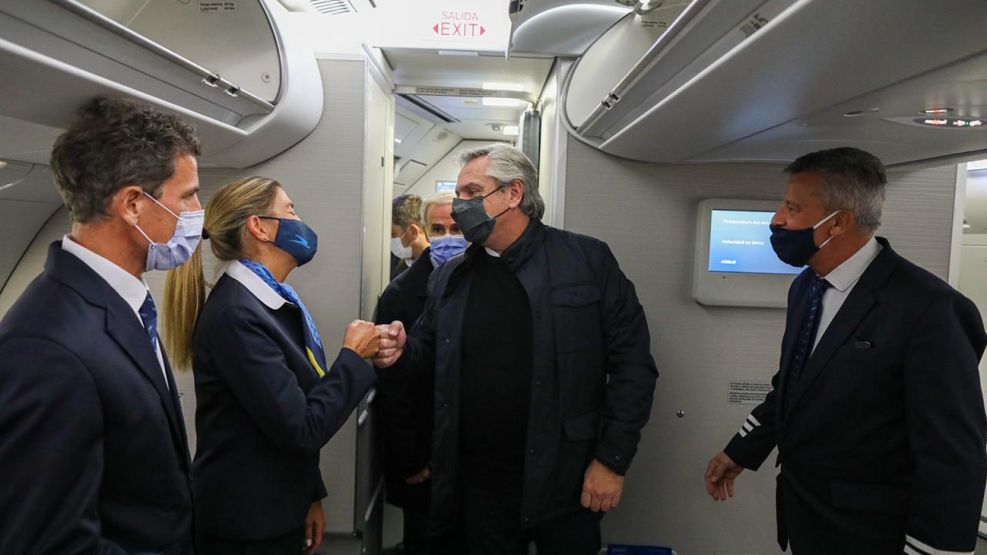 El presidente Alberto Fernández saludando al personal de Aerolíneas antes de partir hacia Europa.