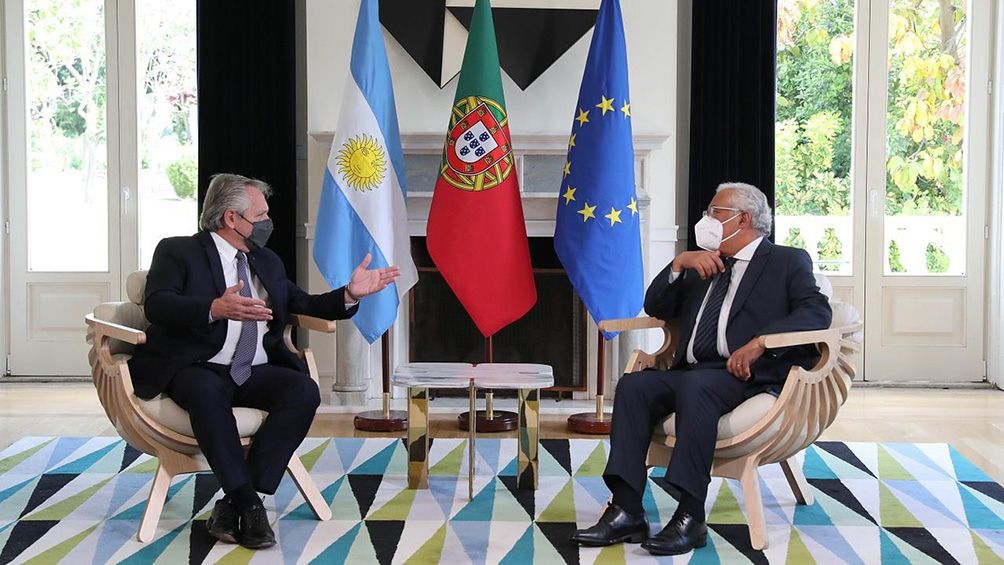 Alberto Fernández junto a Marcelo Rebelo de Sousa.