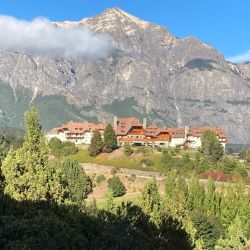 El Llao Llao siempre majestuoso; una postal clásica de Bariloche.