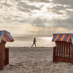 Una mujer corre a lo largo de la playa del Mar Báltico. | Foto:Georg Wendt / DPA