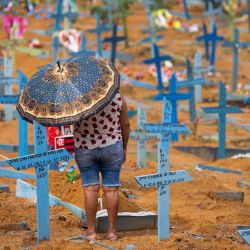 Una mujer visita el cementerio de Nossa Senhora Aparecida el Día de la Madre, en Manaus, estado de Amazonas, Brasil, en medio de la pandemia del nuevo coronavirus COVID-19. - Cementerios en Brasil abrieron este fin de semana por primera vez para el público en general desde el inicio de la pandemia COVID-19. | Foto:Michael Dantas / AFP