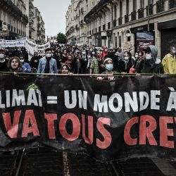 Activistas y manifestantes sostienen una pancarta que dice  | Foto:Philippe Lopez / AFP