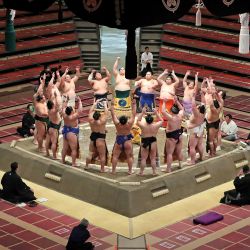 Los luchadores de sumo se reúnen en el ring y participan en un ritual antes de sus combates en el primer día de un nuevo torneo de sumo de 15 días en Tokio, sin espectadores debido al estado de emergencia del COVID-19 en Japón. | Foto:STR / JIJI PRESS / AFP