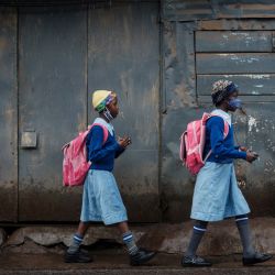 Los estudiantes caminan hacia la escuela primaria olímpica mientras las escuelas vuelven a abrir después de un receso de 6 semanas siguiendo la directiva del presidente de Kenia, Uhuru Kenyatta, de frenar la propagación del coronavirus Covid-19, en el barrio pobre de Kibera, Nairobi. | Foto:Yasuyoshi Chiba / AFP