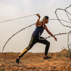 Un manifestante palestino utiliza una honda para arrojar piedras a las fuerzas de seguridad israelíes a lo largo de la valla fronteriza, al este de Khan Yunis en el sur de la Franja de Gaza. | Foto:Said Khatib / AFP